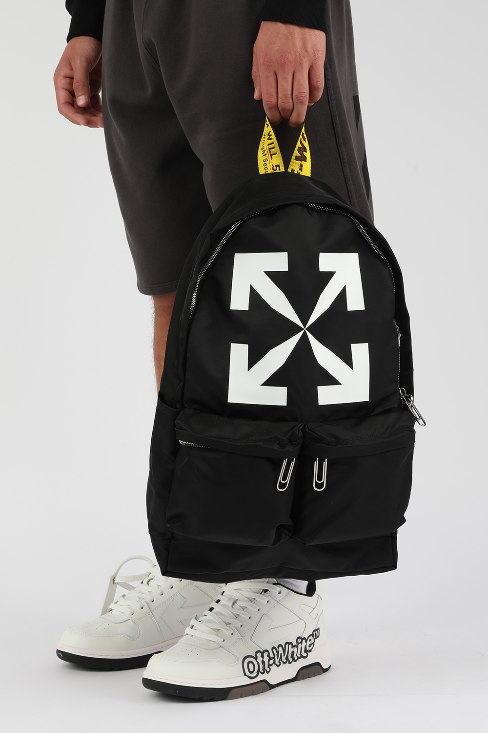 תמונת כל הלוק של תיק גב שחור עם מיתוג צהוב